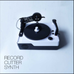 【無料】おもちゃのレコードで製作された LoFi シンセサイザープラグイン「RECORD CUTTER SYNTH」